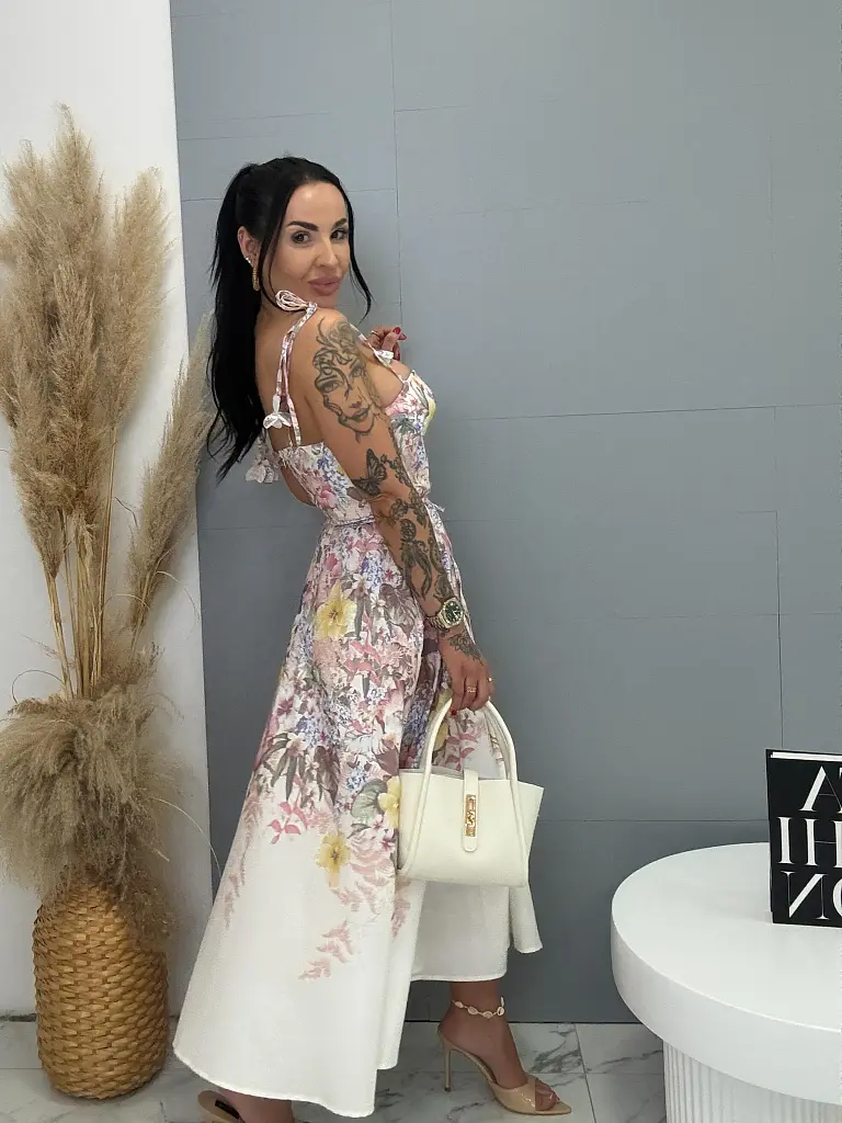 Dlhé kvetované šaty na ramienka s vypchávkami a opaskom GLANCE - next