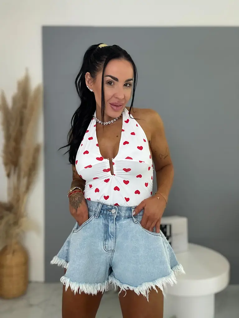 Body so srdiečkami a viazaním okolo krku LOVE