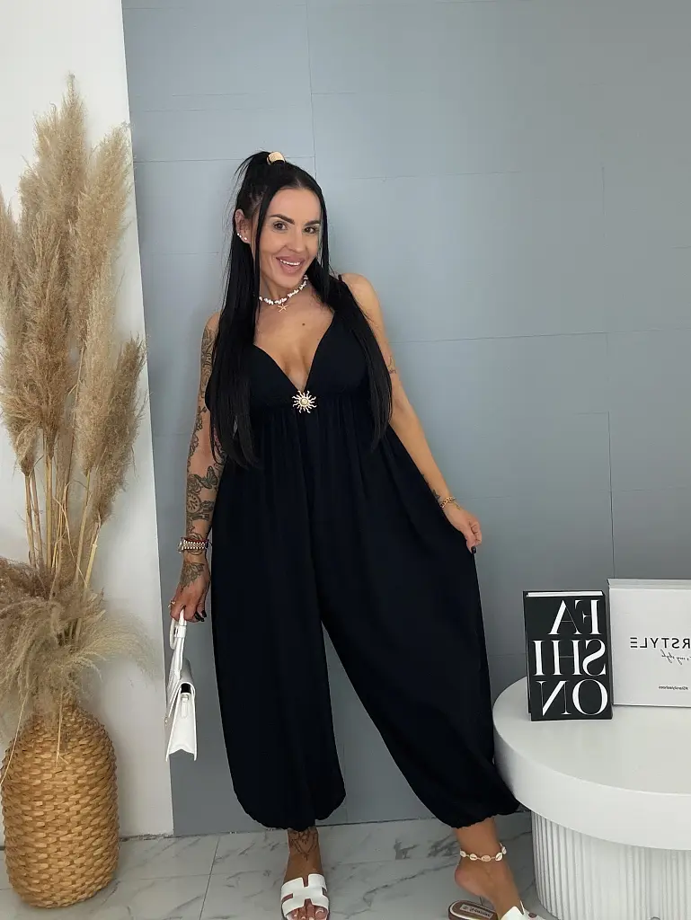 Čierny overal s vypchávkami a zlatou ozdobou DIVA