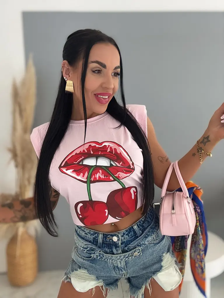 Tričko s vypchávkami na ramenách a potlačou CHERRY 