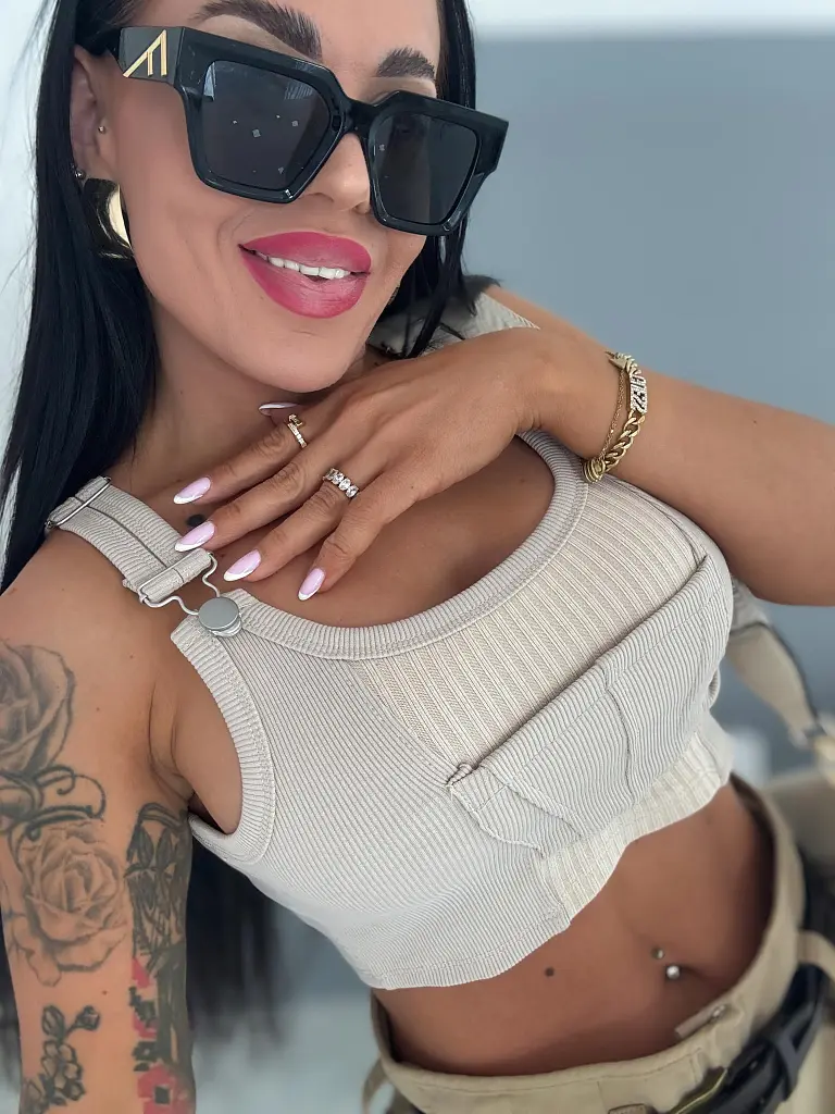 Rebrovaný crop top s funkčným zapínaním na traky RIBBED
