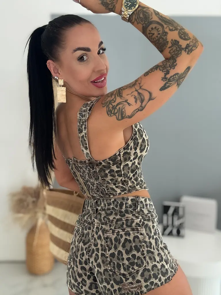 Crop top s leopardím vzorom s funkčným zapínaním na traky SOFT - next