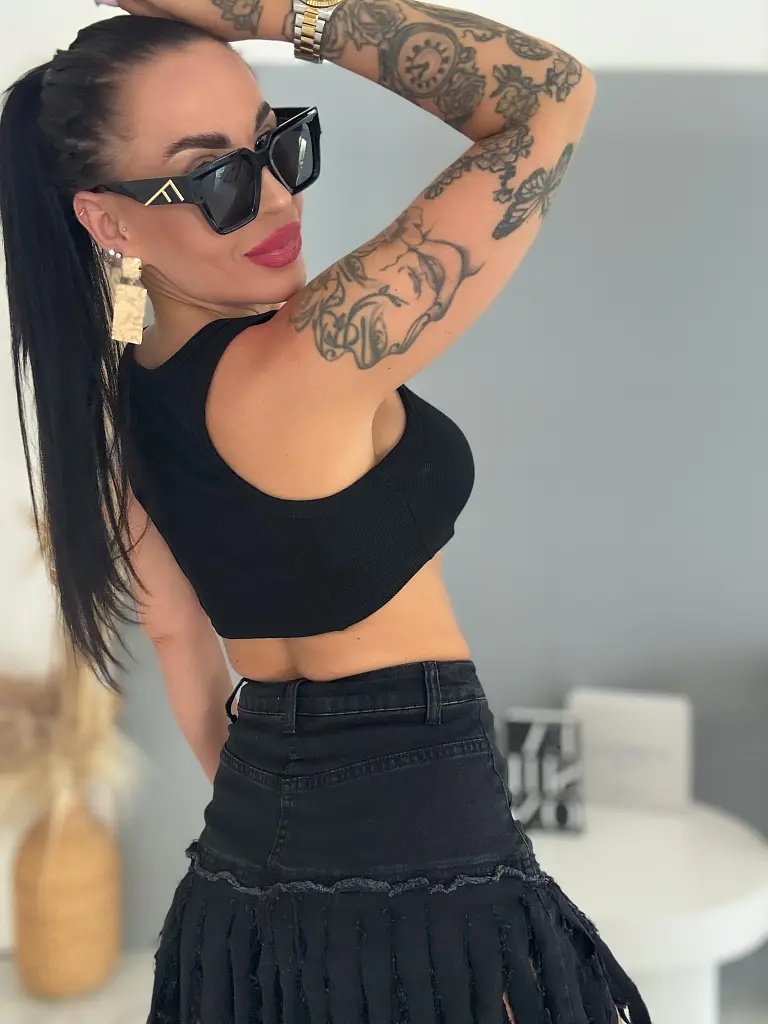 Rebrovaný crop top s funkčným zapínaním na traky CAPRI - next