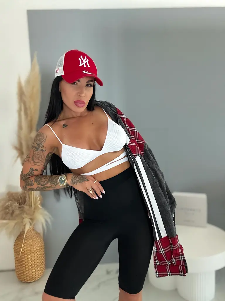 Krátke čierne legíny s vysokým pásom
