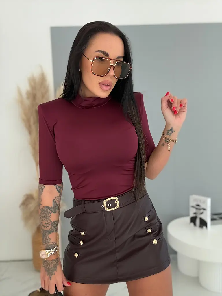 Wine koženkový skort so zlatou ozdobou MATE