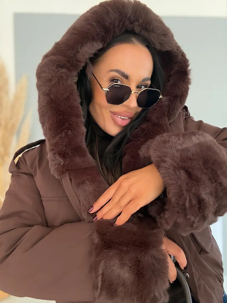 Zateplená bomber bunda s kapucňou a umelou kožušinou COFFEE NOIR - next
